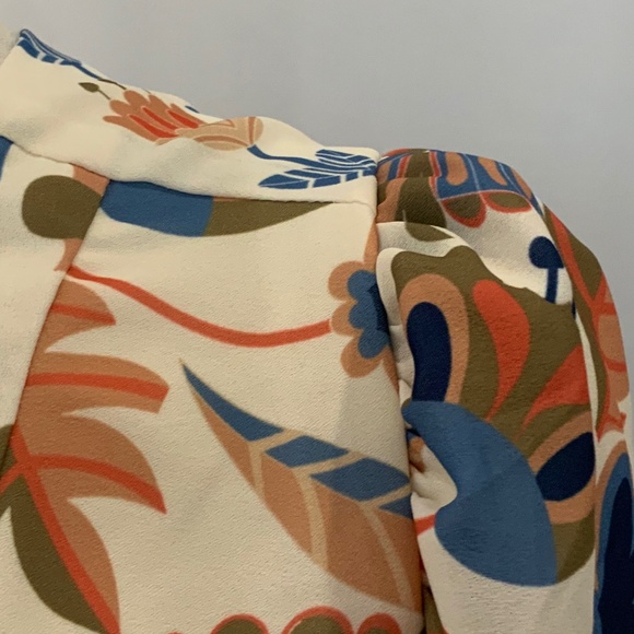 Sail to Sable Style F2515 Long Sleeve Blouse, Tan/Ivory Floral, sm,md,lg - Picture 5 of 6